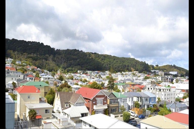 Photo of property in 17 Kent Terrace - Kent Apartments, 7c/16 Kent Terrace, Mount Victoria, Wellington, 6011