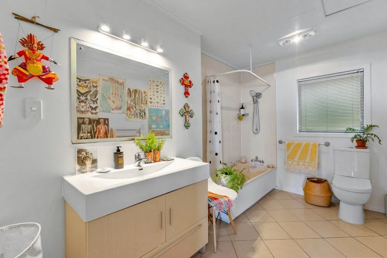 Photo of property in 27 Domain Crescent, Muriwai, Waimauku, 0881