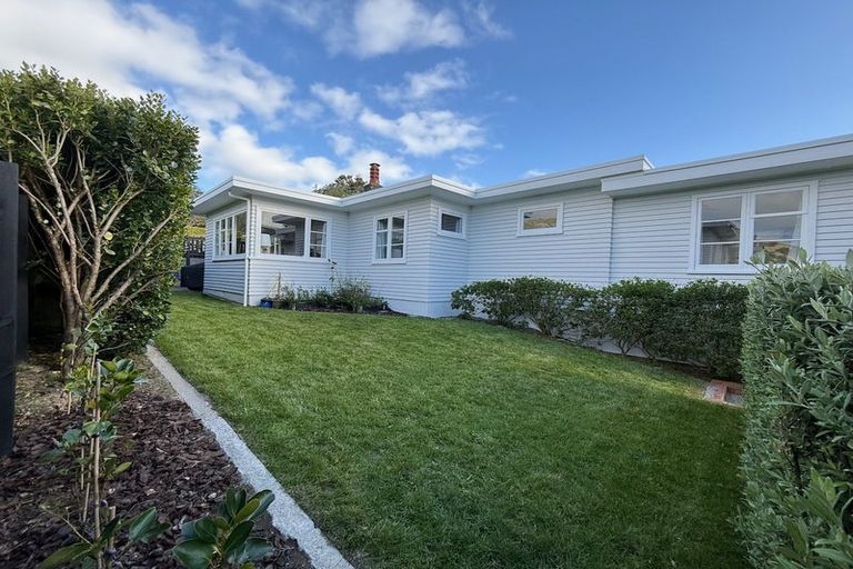 Photo of property in 41 Raroa Terrace, Tawa, Wellington, 5028