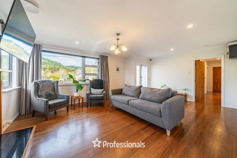 Photo of property in 14 Pinehaven Road, Pinehaven, Upper Hutt, 5019