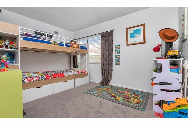 Photo of property in 38 Sailfish Drive, West Harbour, Auckland, 0618