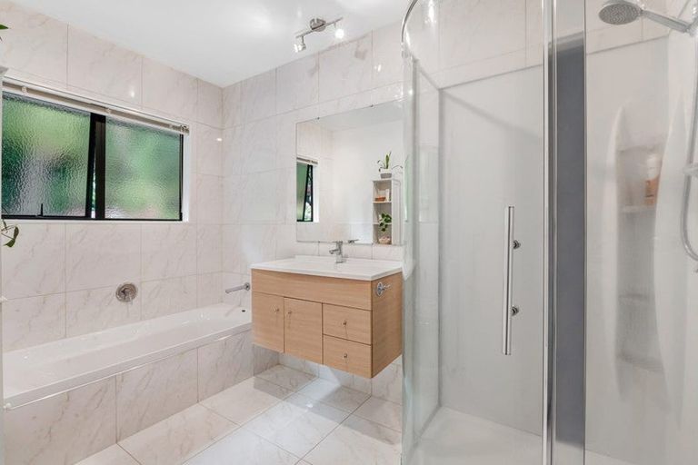 Photo of property in 32 Unsworth Drive, Unsworth Heights, Auckland, 0632