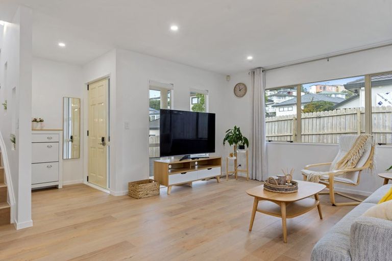 Photo of property in 2/1 Mossop Rise, Glenfield, Auckland, 0629