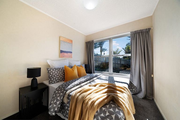 Photo of property in 28 Manhattan Heights, Glendene, Auckland, 0602