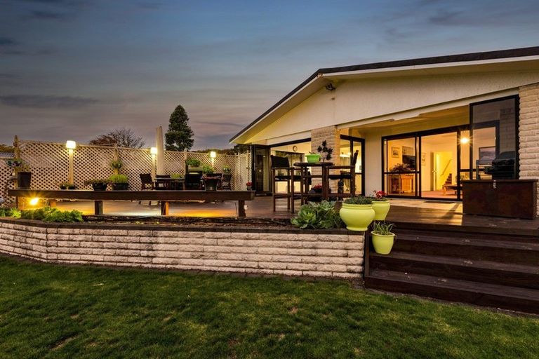 Photo of property in 14 Sequoia Grove, Merrilands, New Plymouth, 4312