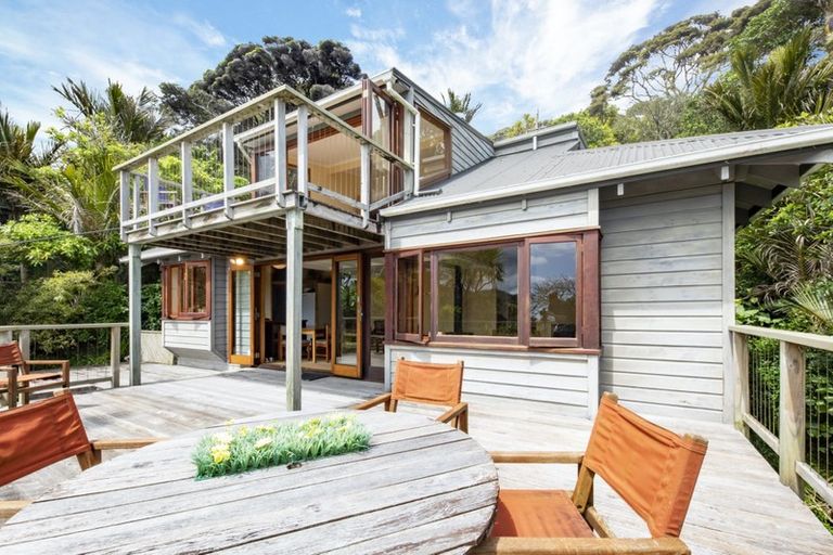 Photo of property in 7 Piha Road, Piha, 0772