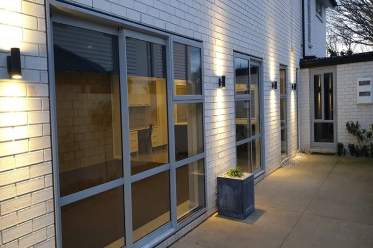 Photo of property in 142a Holly Road, St Albans, Christchurch, 8014