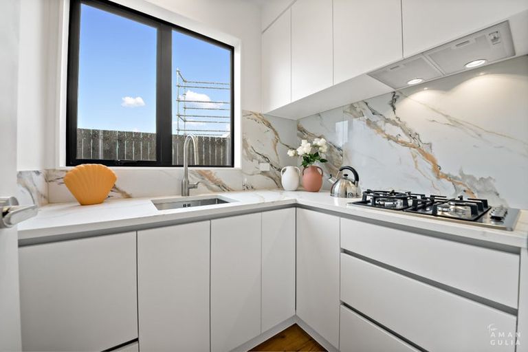 Photo of property in 15 Mara Way, Sunnyvale, Auckland, 0612