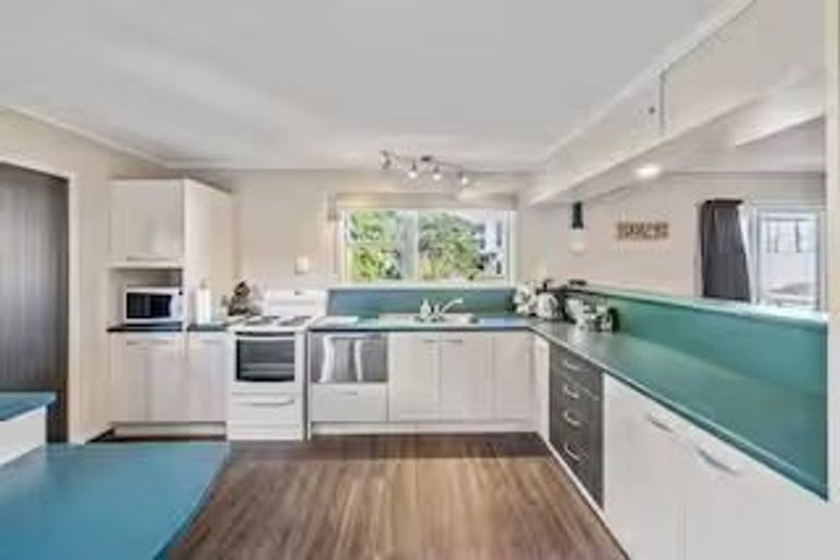 Photo of property in 8 Marine Parade, Paraparaumu Beach, Paraparaumu, 5032