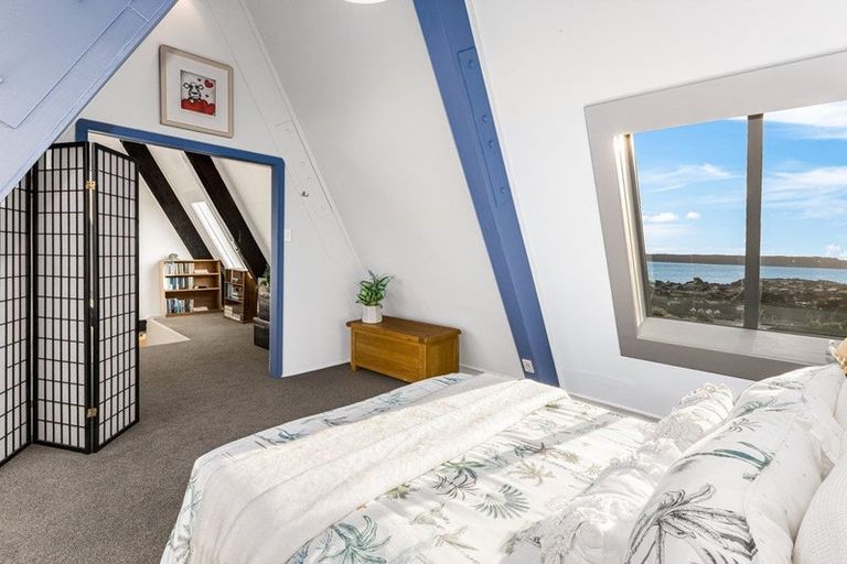 Photo of property in 112 Gloaming Hill, Titahi Bay, Porirua, 5022