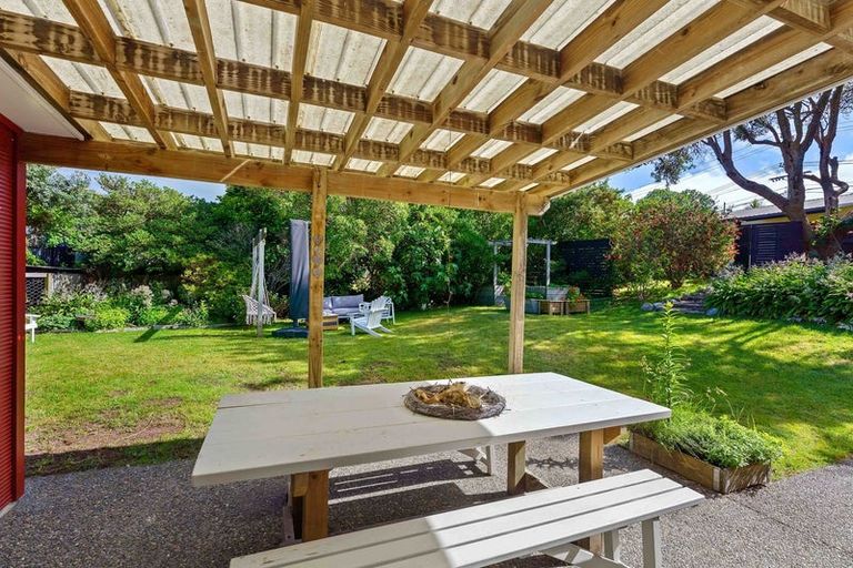 Photo of property in 42 Field Way, Waikanae Beach, Waikanae, 5036