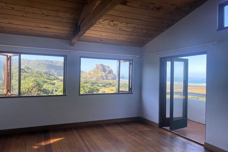 Photo of property in 175 Marine Parade North, Piha, New Lynn, 0772