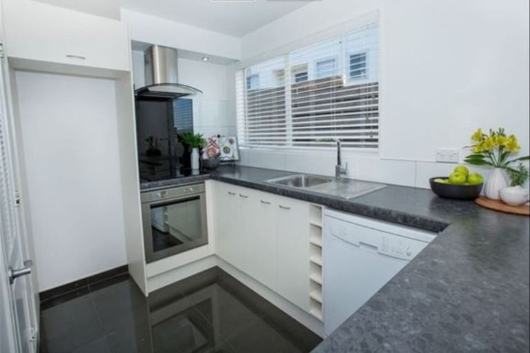 Photo of property in 12a Kingsbridge Place, Newlands, Wellington, 6037