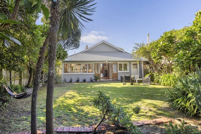 Photo of property in 65 Marine Parade, Seatoun, Wellington, 6022