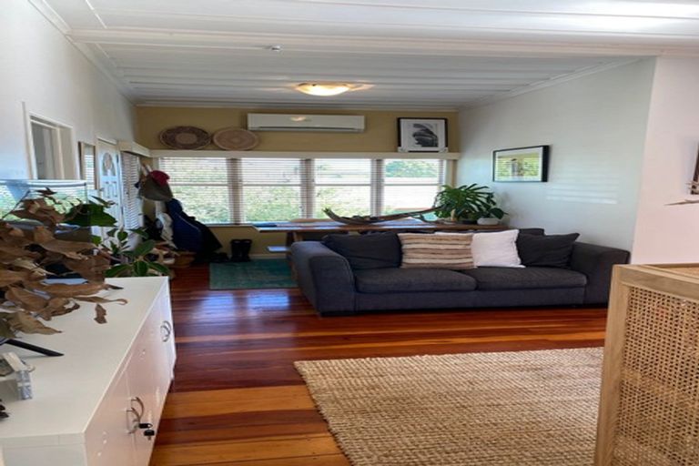 Photo of property in 1/130 Sunset Road, Unsworth Heights, Auckland, 0632