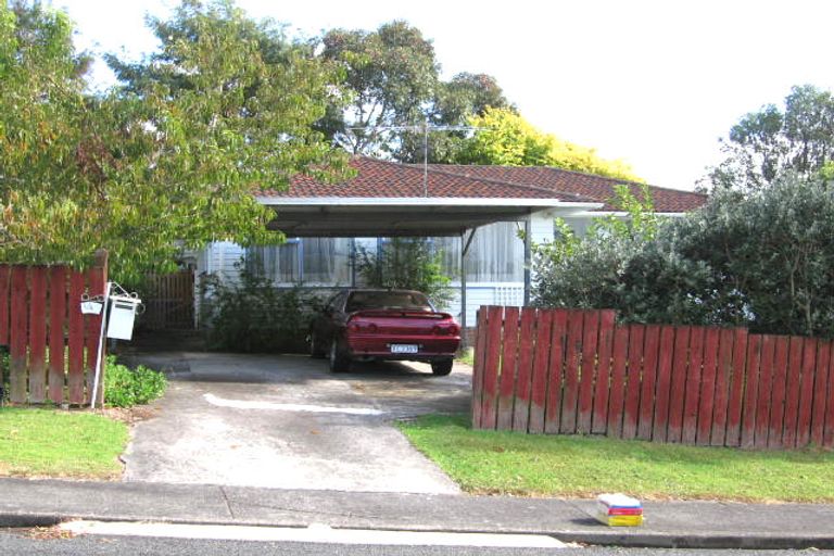 Photo of property in 2/4 Ashbourne Place, Glendene, Auckland, 0602