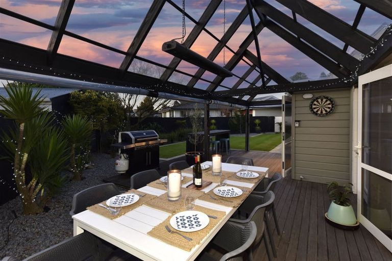 Photo of property in 18 Lombard Place, Avonhead, Christchurch, 8042