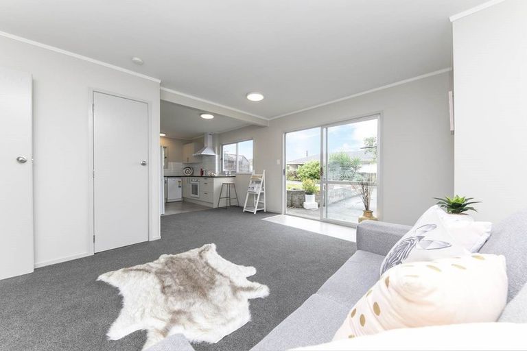 Photo of property in 35 Kemp Road, Massey, Auckland, 0614