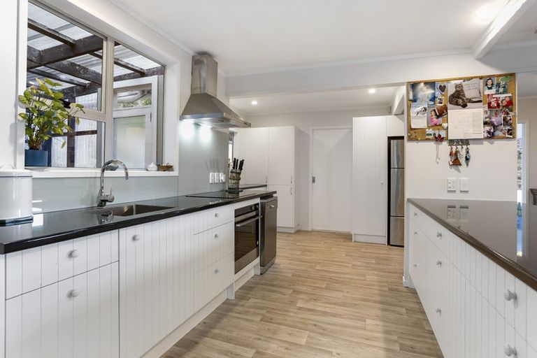 Photo of property in 903 West Coast Road, Waiatarua, Auckland, 0604