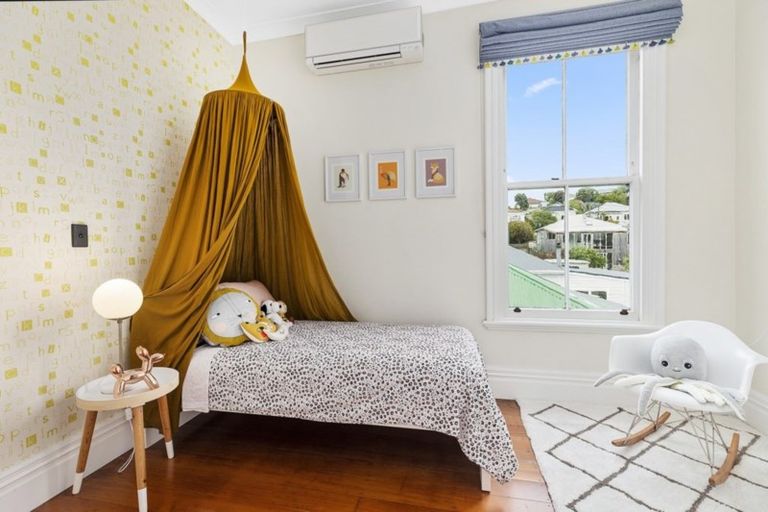Photo of property in 12 Eden Street, Island Bay, Wellington, 6023