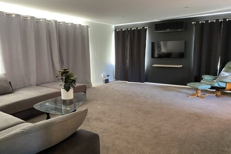 Photo of property in 1/16 Stanley Road, Glenfield, Auckland, 0629