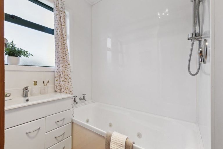 Photo of property in 5 Salford Street, Newlands, Wellington, 6037