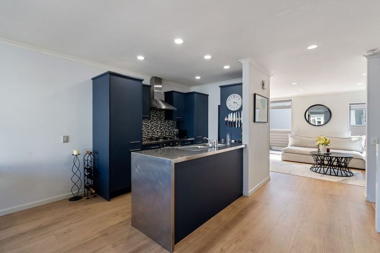 Photo of property in 2/15 Roxburgh Street, Mount Victoria, Wellington, 6011