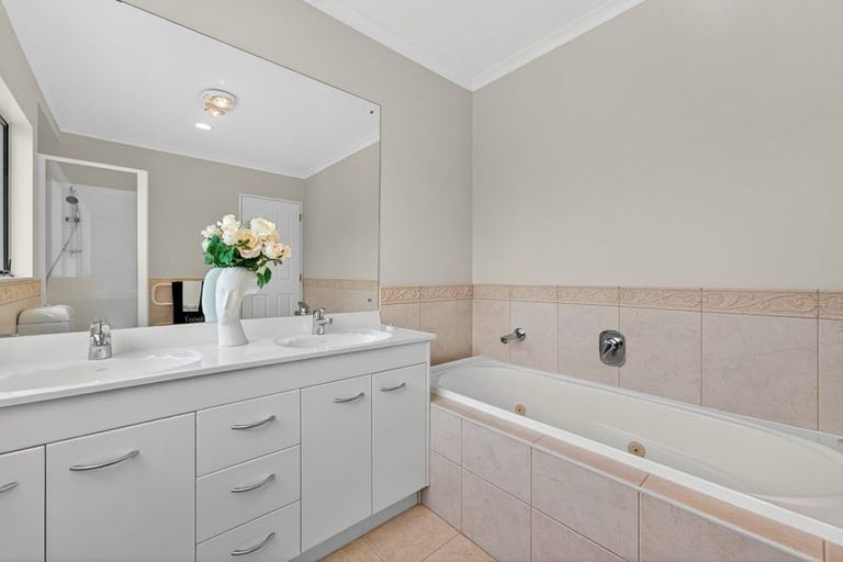 Photo of property in 32 Delmont Close, East Tamaki Heights, Auckland, 2016