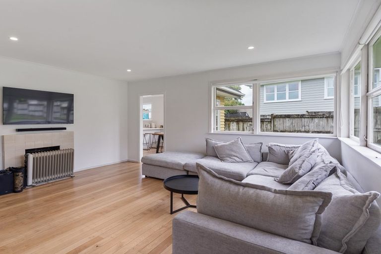 Photo of property in 24 Gill Avenue, Te Atatu Peninsula, Auckland, 0610