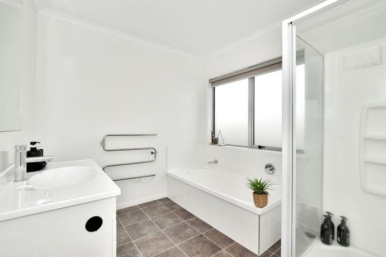 Photo of property in 28 Excelsa Place, Papamoa Beach, Papamoa, 3118