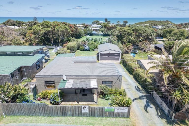 Photo of property in 6 Sea View Road, Baylys Beach, 0377