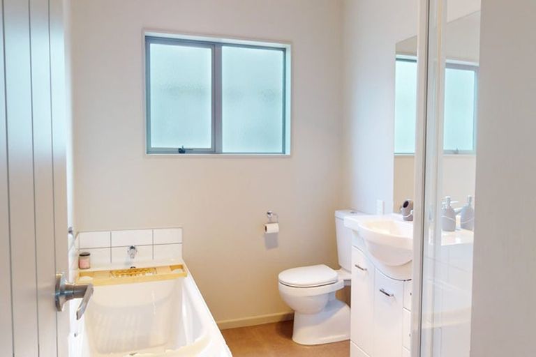 Photo of property in 2 Gennaker Lane, Whitby, Porirua, 5024