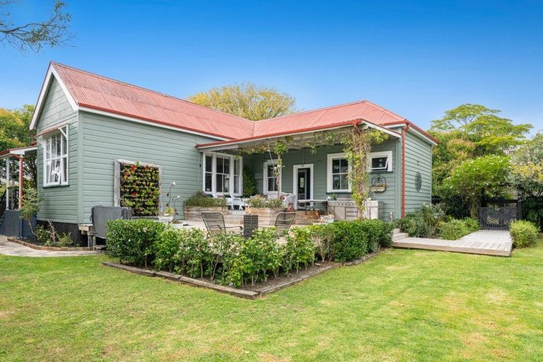 Photo of property in 1 Green Lane, Helensville, 0800