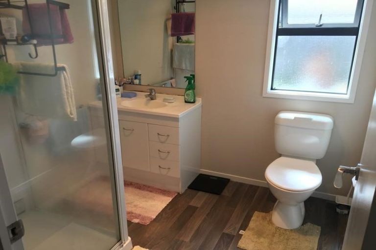 Photo of property in 2/23b View Road, Glenfield, Auckland, 0627