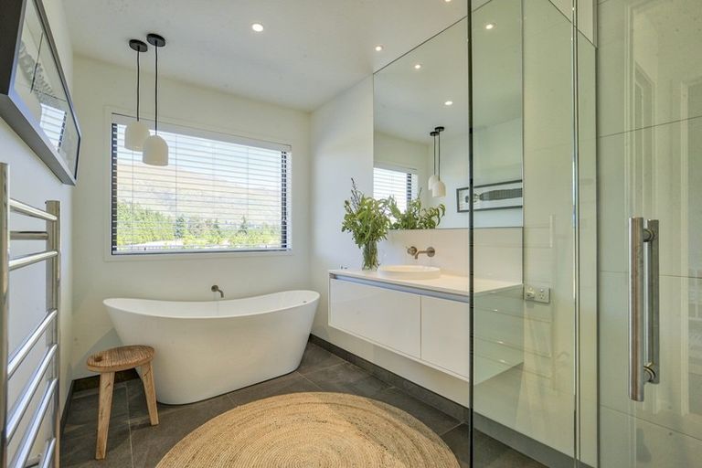 Photo of property in 2 Little Orchard Way, Wanaka, 9382