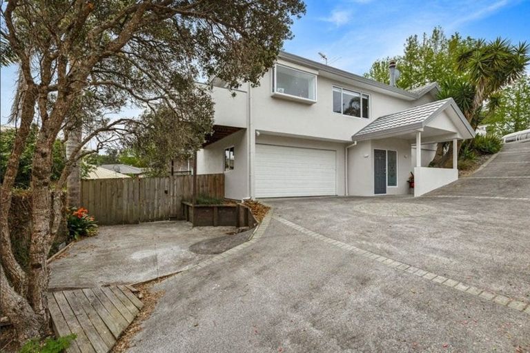 Photo of property in 5 Oystergrove Road, West Harbour, Auckland, 0618