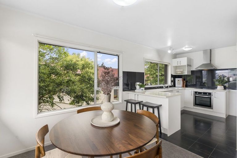 Photo of property in 2/218 East Coast Road, Forrest Hill, Auckland, 0620