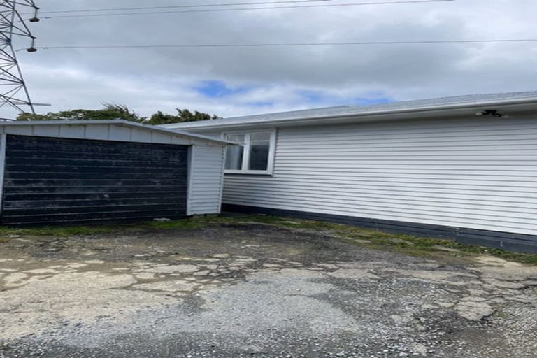Photo of property in 16 Balmain Street, Newlands, Wellington, 6037