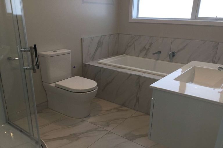 Photo of property in 18 Ridgeview Close, Red Beach, 0932