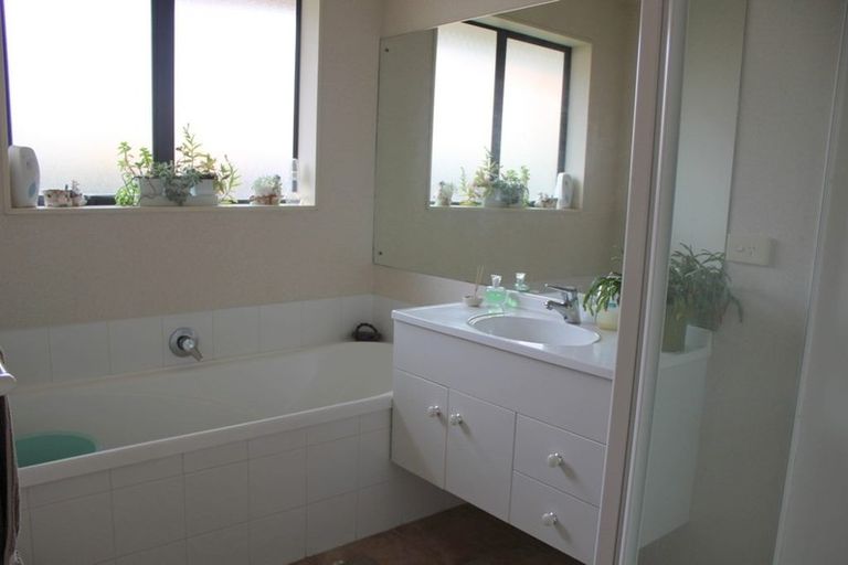 Photo of property in 102 Kingdale Road, Henderson, Auckland, 0610