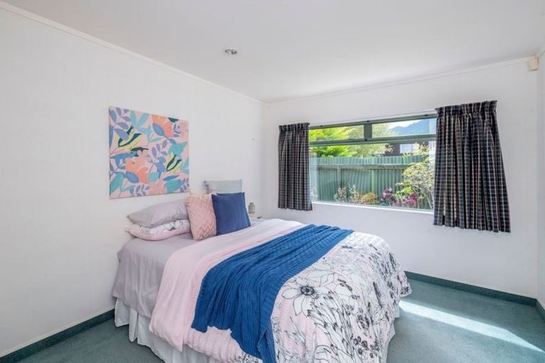 Photo of property in 2 Inverell Place, Waikanae, 5036