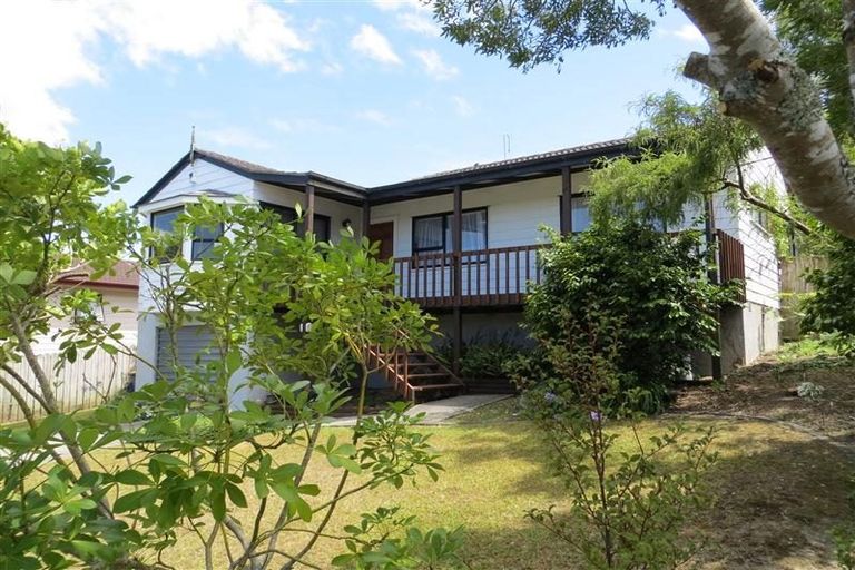 Photo of property in 8 Leiden Place, Totara Vale, Auckland, 0629