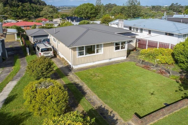 Photo of property in 18 Huruhuru Road, Massey, Auckland, 0614