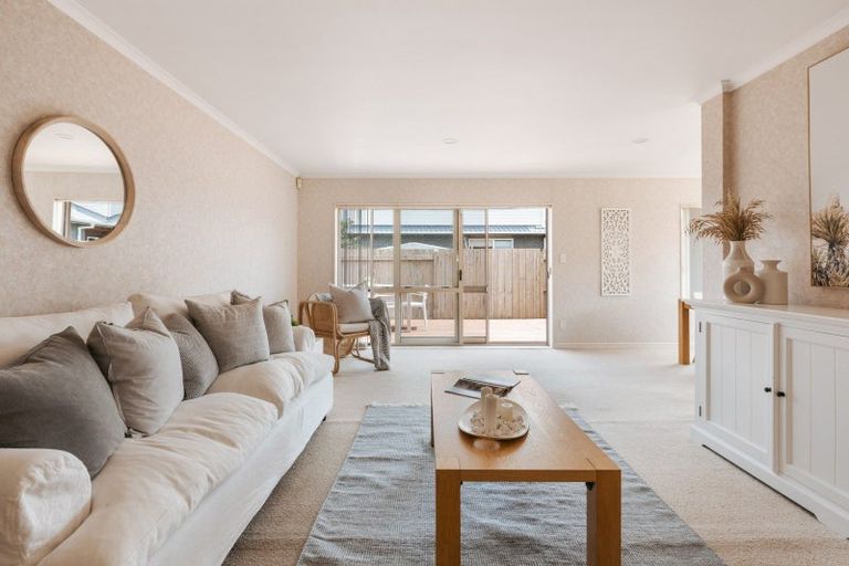 Photo of property in 102 Omapere Street, Whitby, Porirua, 5024