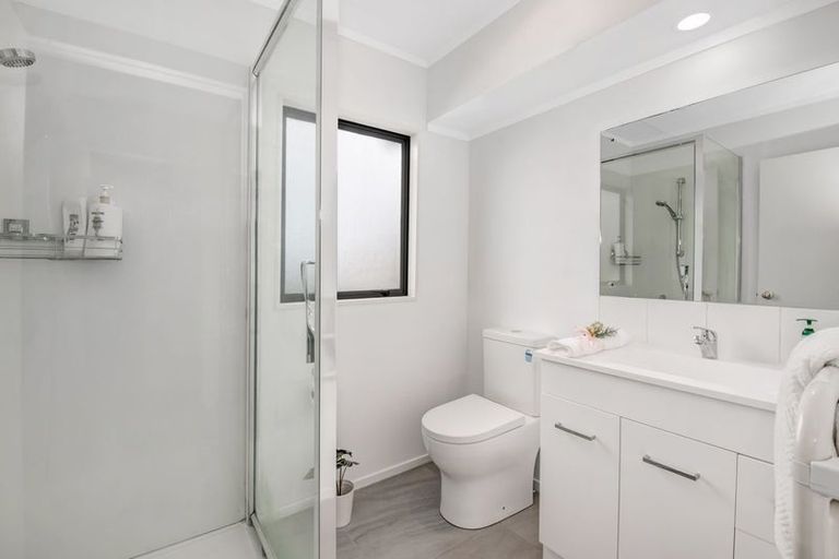 Photo of property in 2/9 Mossop Rise, Glenfield, Auckland, 0629