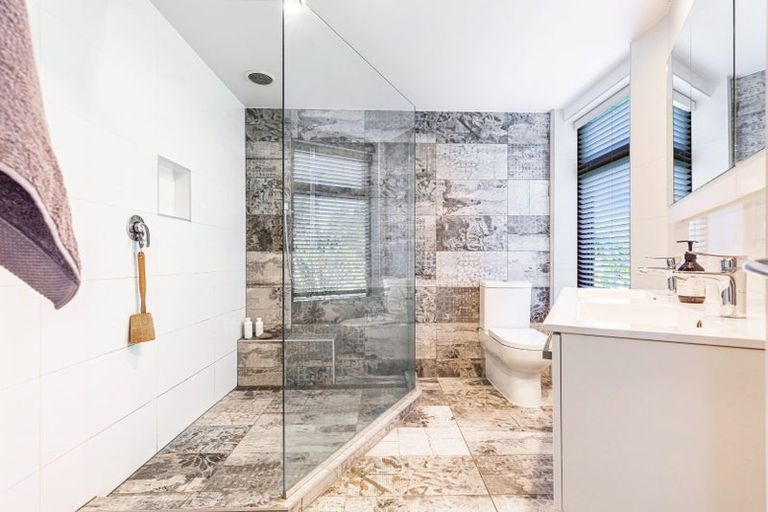 Photo of property in 2 Okewa Road, Titirangi, Auckland, 0604