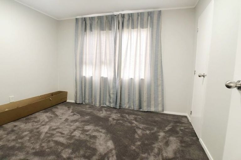 Photo of property in 1/3 Sevilla Place, Unsworth Heights, Auckland, 0632