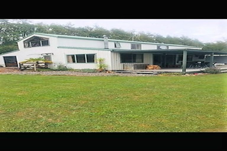 Photo of property in 370 Tararua Road, Levin, 5571