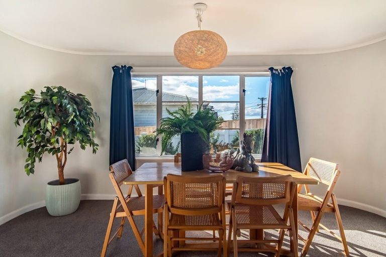 Photo of property in 72 Lynwood Road, New Lynn, Auckland, 0600