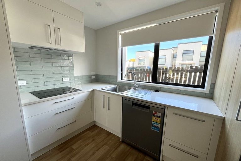 Photo of property in 73 Huri Street, Mangere Bridge, Auckland, 2022